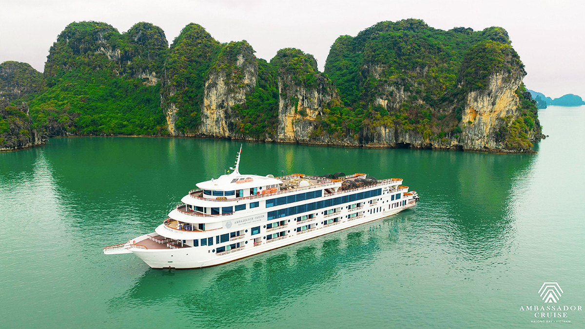 Ambassador Cruise thăm Vịnh Hạ Long 7 tiếng