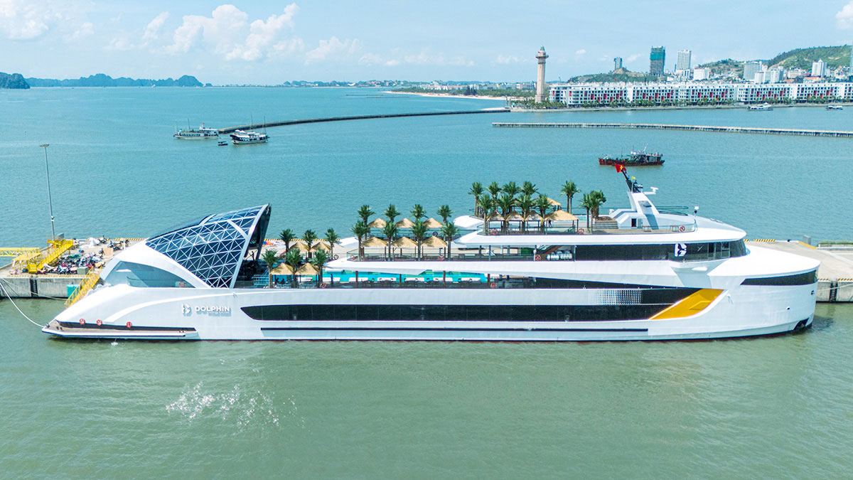 Du thuyền Dolphin thăm Vịnh Hạ Long